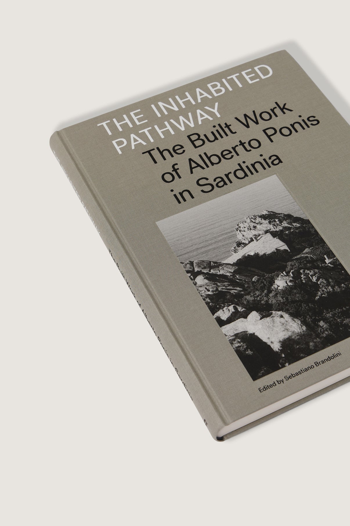 LIVRE "THE INHABITED PATHWAY : THE BUILT WORK OF ALBERTO PONIS IN SARDINIA" vue 2